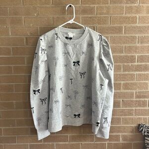 Chic Soul Light Gray Sweater with Black Bow Pattern